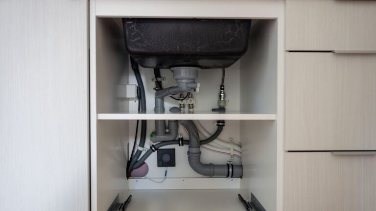 Keittiön allaskaapin tiivistys – määräykset ja parhaat tuotteet 